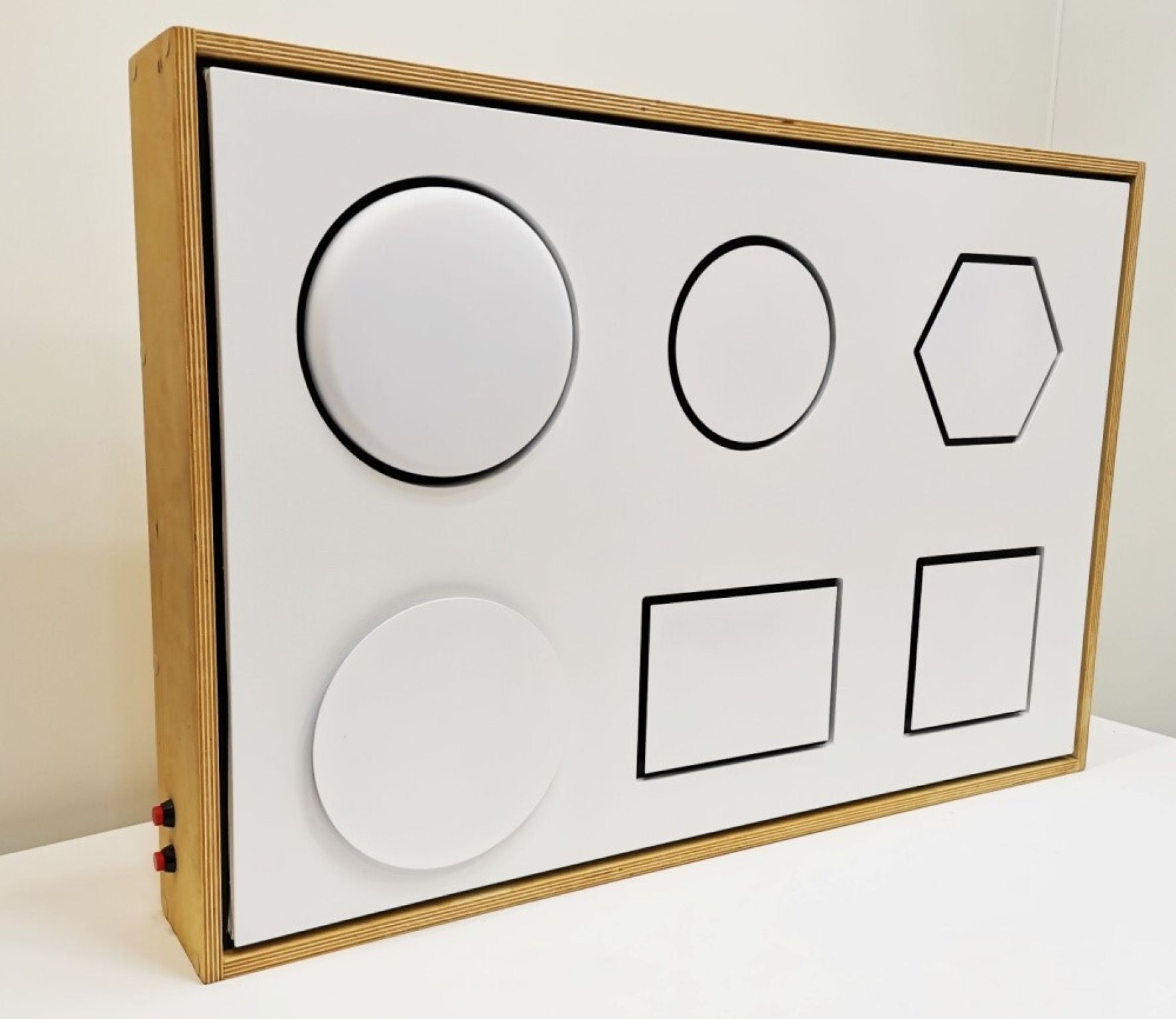 Стенд с теневыми вытяжками из фанеры 12мм (79/53/11)