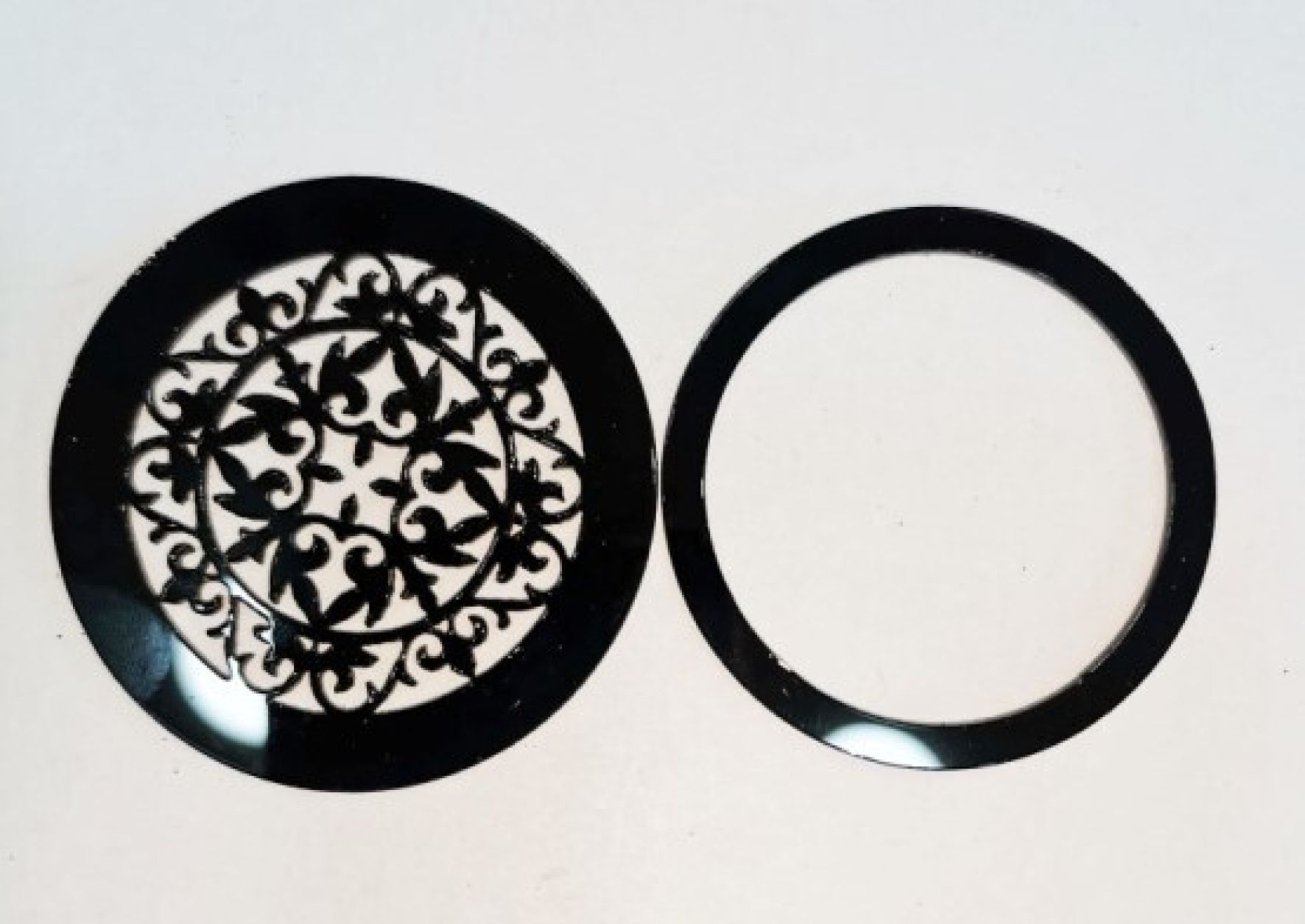 Решетка полистирол, черная, круглая (Абстракция) 50*50